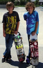 Puehse twins with skateboards