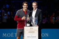 Roger Federer receives the Stefan Edberg Sportsmanship Award